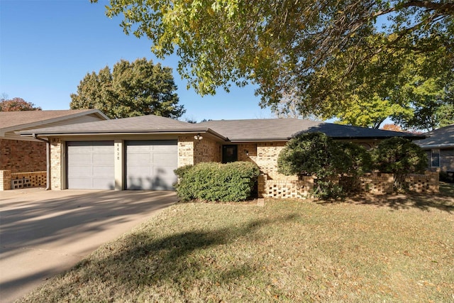 view of front of house featuring a garage and a front lawn