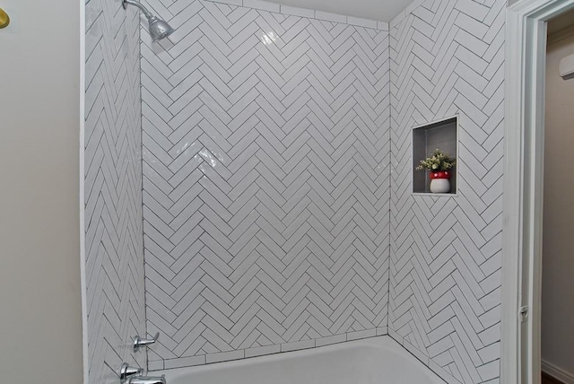 bathroom featuring tiled shower / bath