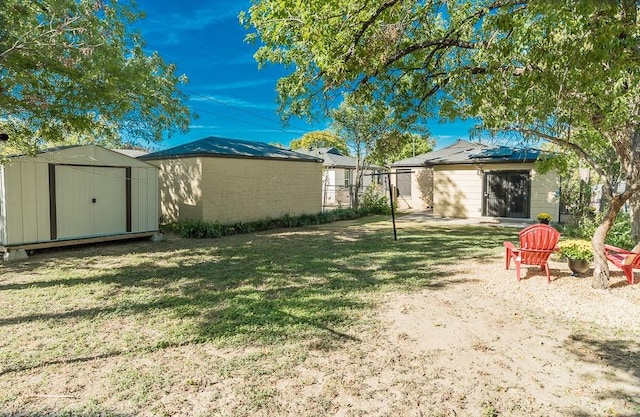 view of yard featuring a shed