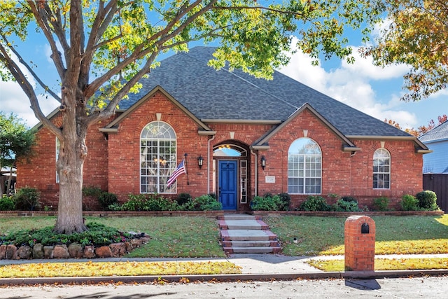 front facade featuring a front lawn