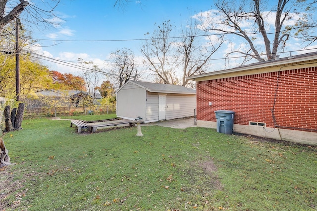 view of yard featuring a storage shed