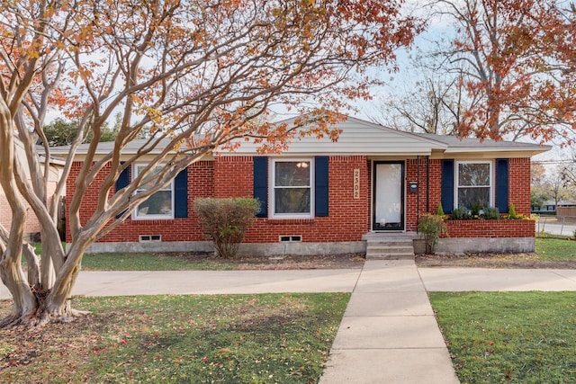 view of front facade with a front lawn