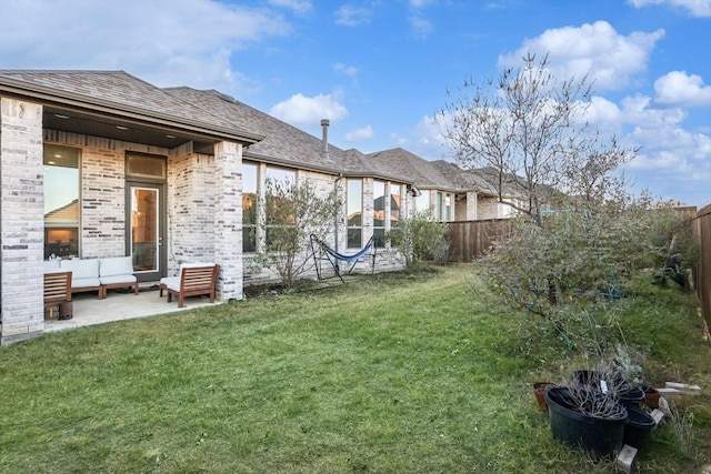 view of yard featuring an outdoor hangout area and a patio