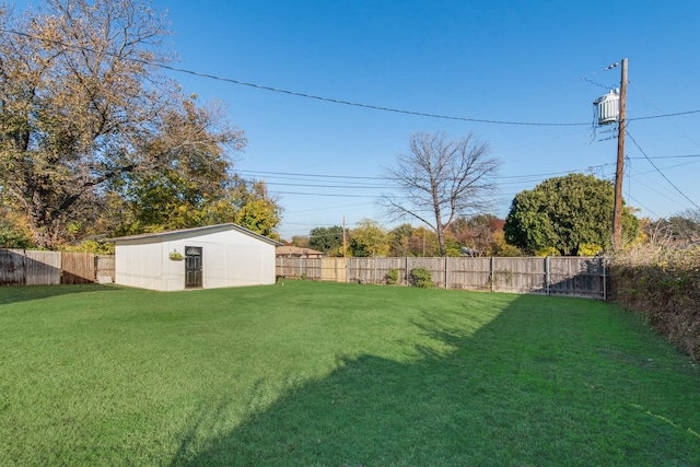 view of yard featuring an outdoor structure