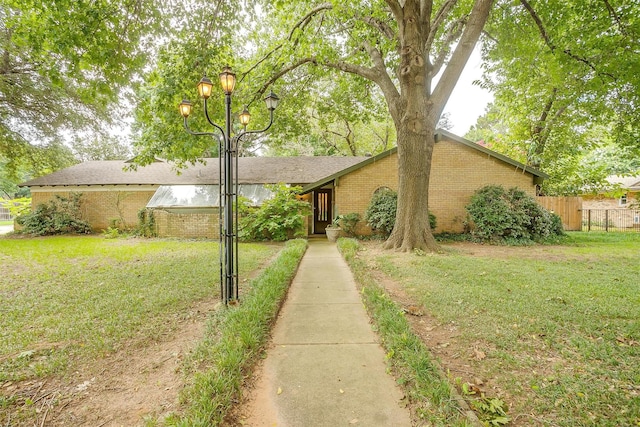 view of front of property featuring a front yard