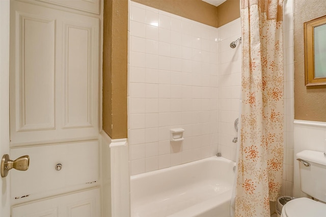 512 N Parkridge Dr, Mansfield, TX 76063 - bathroom featuring wainscoting and shower / bath combo with shower curtain