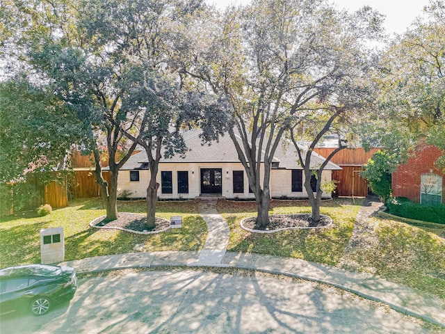 single story home with a front yard