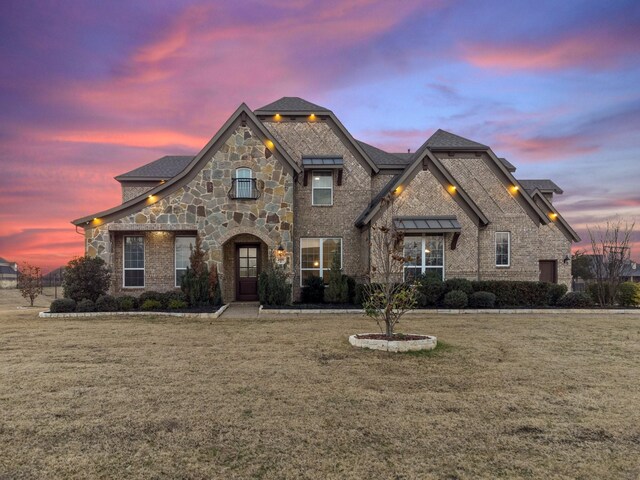 view of front of property featuring a yard