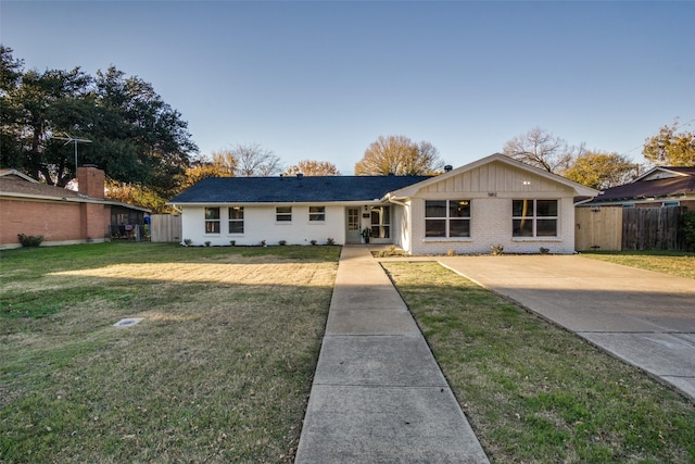 single story home featuring a front lawn