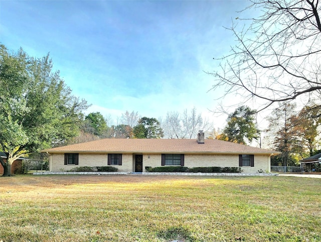 ranch-style house featuring a front lawn