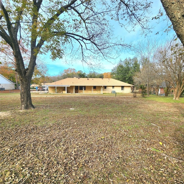 view of front facade featuring a front lawn