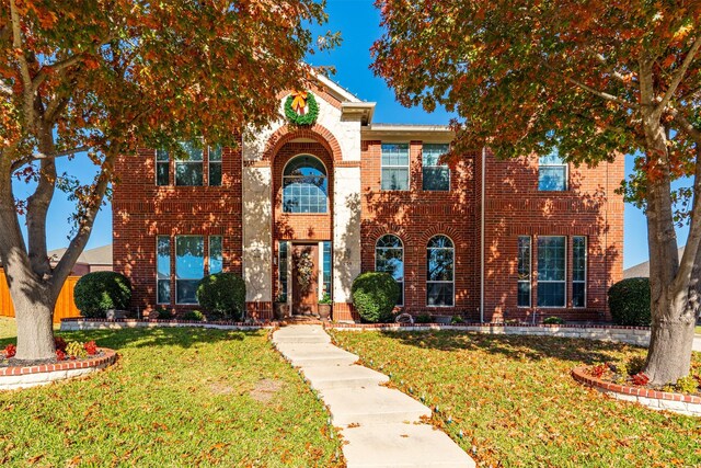 view of front of property featuring a front yard