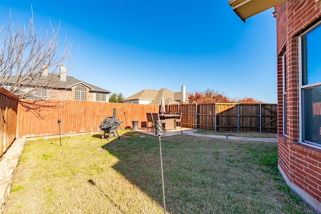 view of yard featuring a patio area