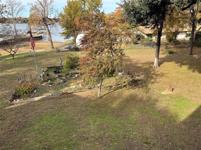 view of yard featuring a water view