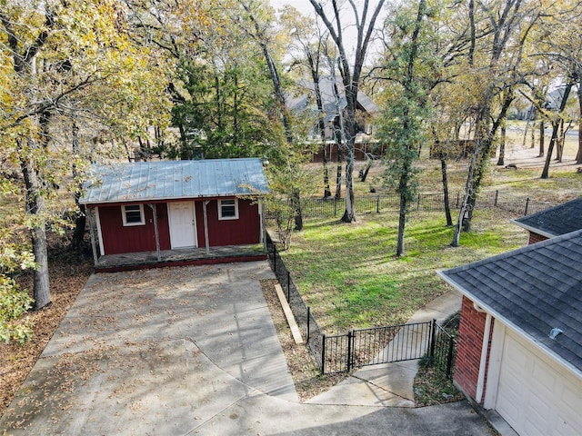 view of outdoor structure featuring a garage and a yard