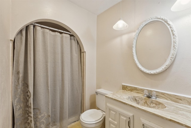 bathroom with a shower with curtain, toilet, and vanity