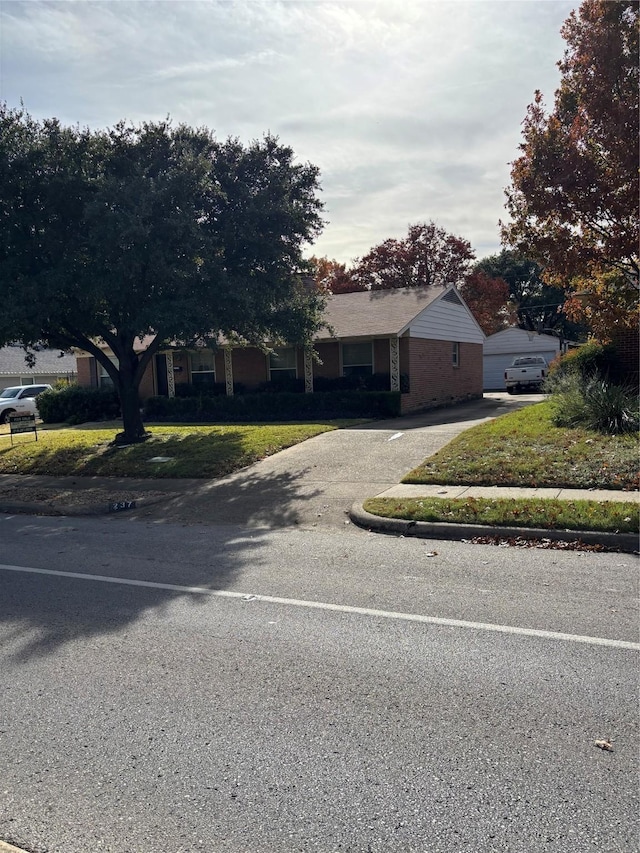 view of front of house with a front lawn