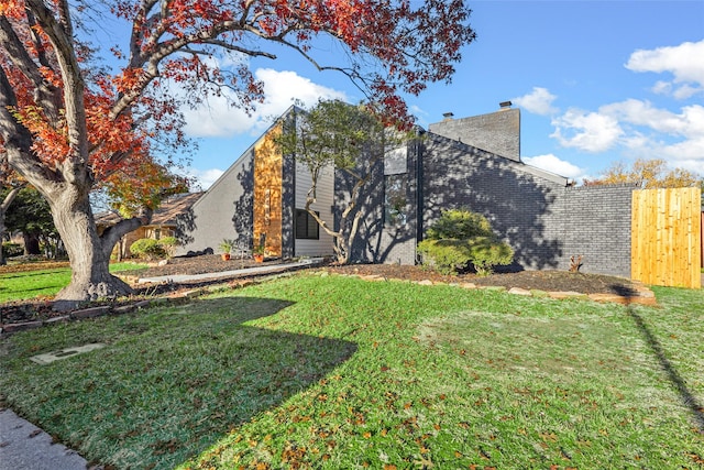 view of front of home featuring a front lawn