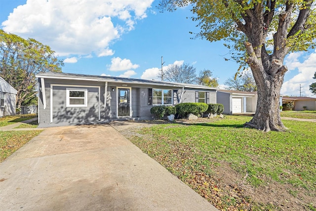 ranch-style home featuring a front yard