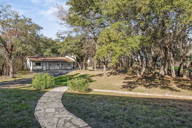 view of yard with an outdoor structure