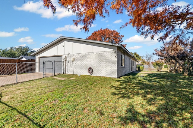 exterior space featuring a lawn