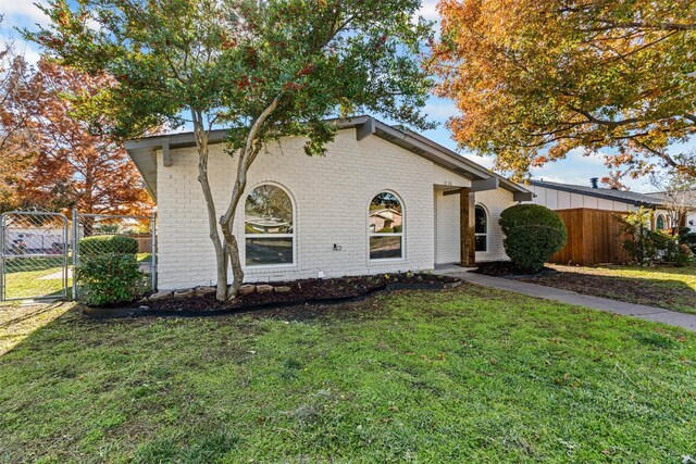 view of front facade featuring a front lawn