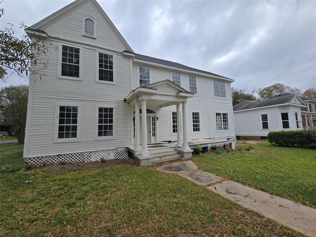 view of front facade featuring a front yard