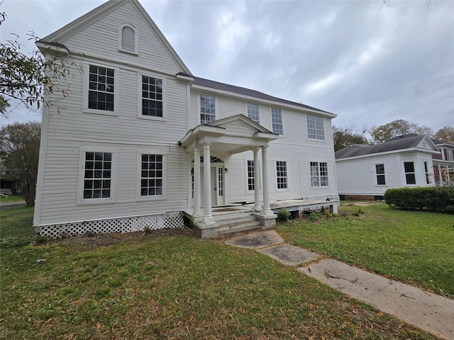 view of front facade featuring a front yard