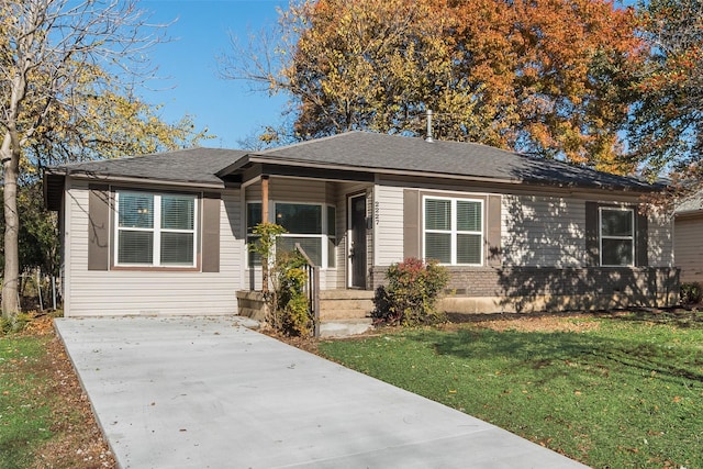 view of front of property featuring a front yard