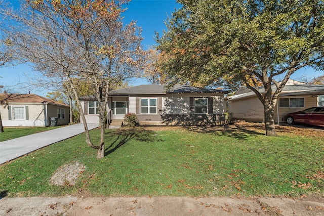 single story home with a front lawn