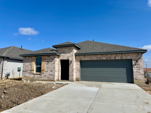 view of front facade with a garage and a front yard