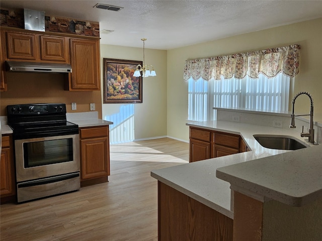 kitchen featuring sink, a textured ceiling, light hardwood / wood-style flooring, a notable chandelier, and electric stove