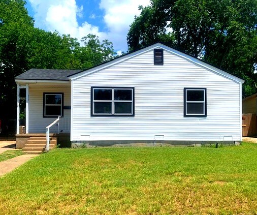 view of front facade featuring covered porch and a front yard