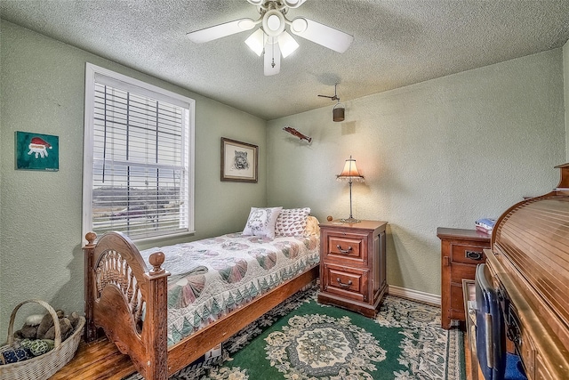 bedroom featuring ceiling fan and a textured ceiling