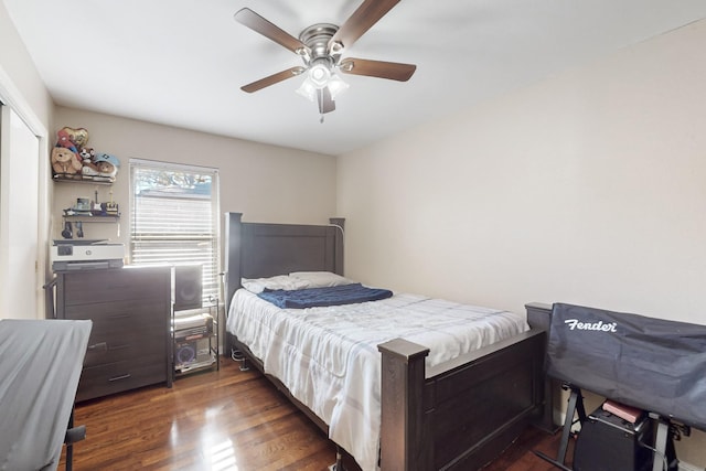 bedroom featuring dark hardwood / wood-style floors, ceiling fan, and a closet