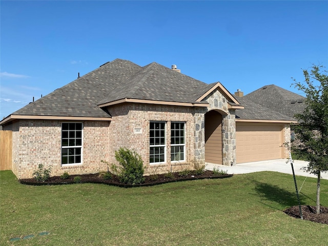 view of front of home featuring a front lawn and a garage