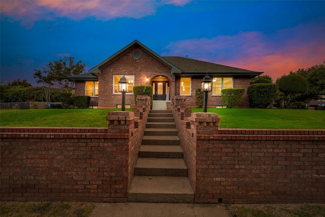 view of front of property featuring a lawn