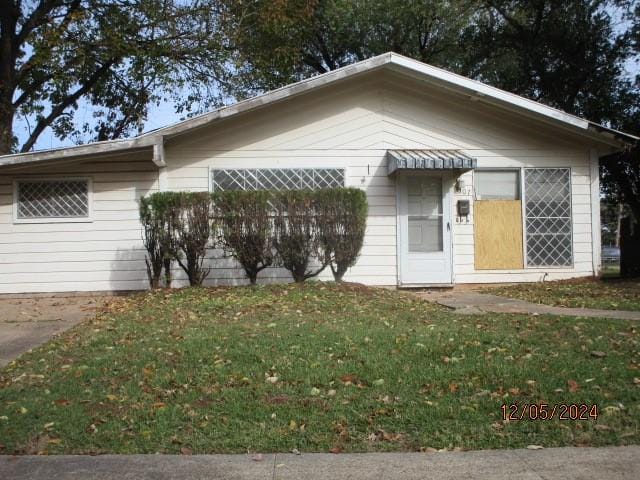 view of front of house featuring a front lawn