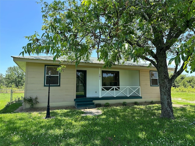 view of front of home featuring a front lawn