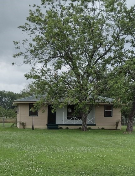 view of front of home featuring a front yard