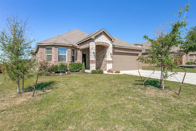 view of front of house featuring a garage and a front yard