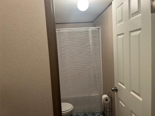 bathroom with toilet and shower / bath combo with shower curtain