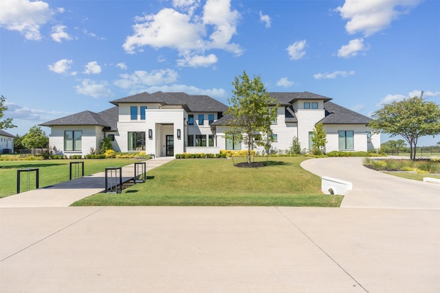 view of front of house featuring a front lawn