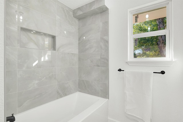 bathroom with tiled shower / bath combo