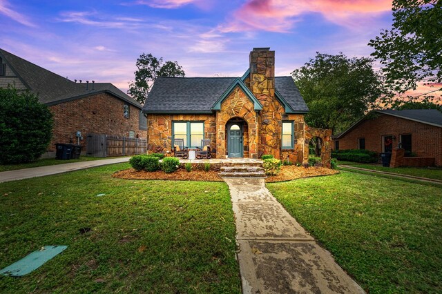 view of front facade featuring a lawn