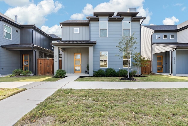 view of front facade featuring a front lawn