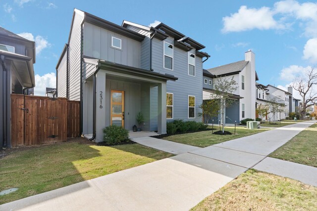 view of front of property with a front yard