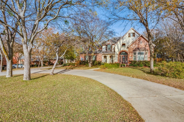 view of front of property featuring a front yard