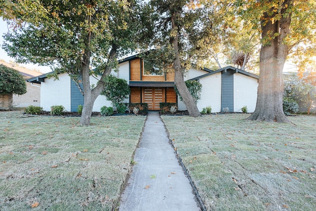 view of front of property featuring a front yard