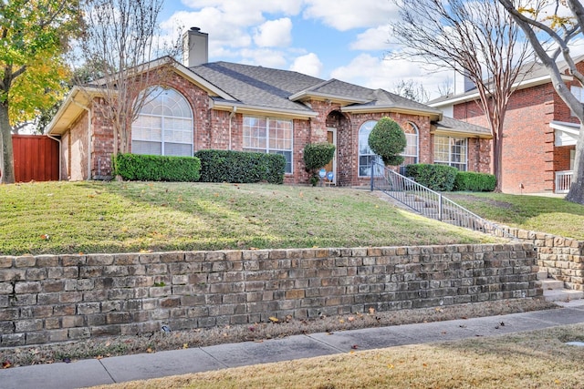 ranch-style house featuring a front yard